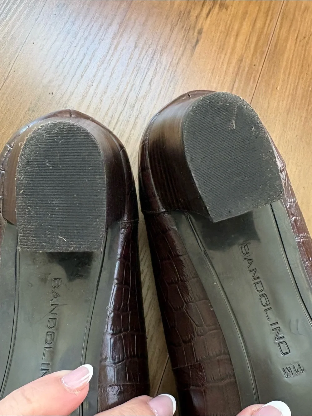 Bandolino Women's Dark Brown Croc-Embossed Loafers size 11. INV25/568
